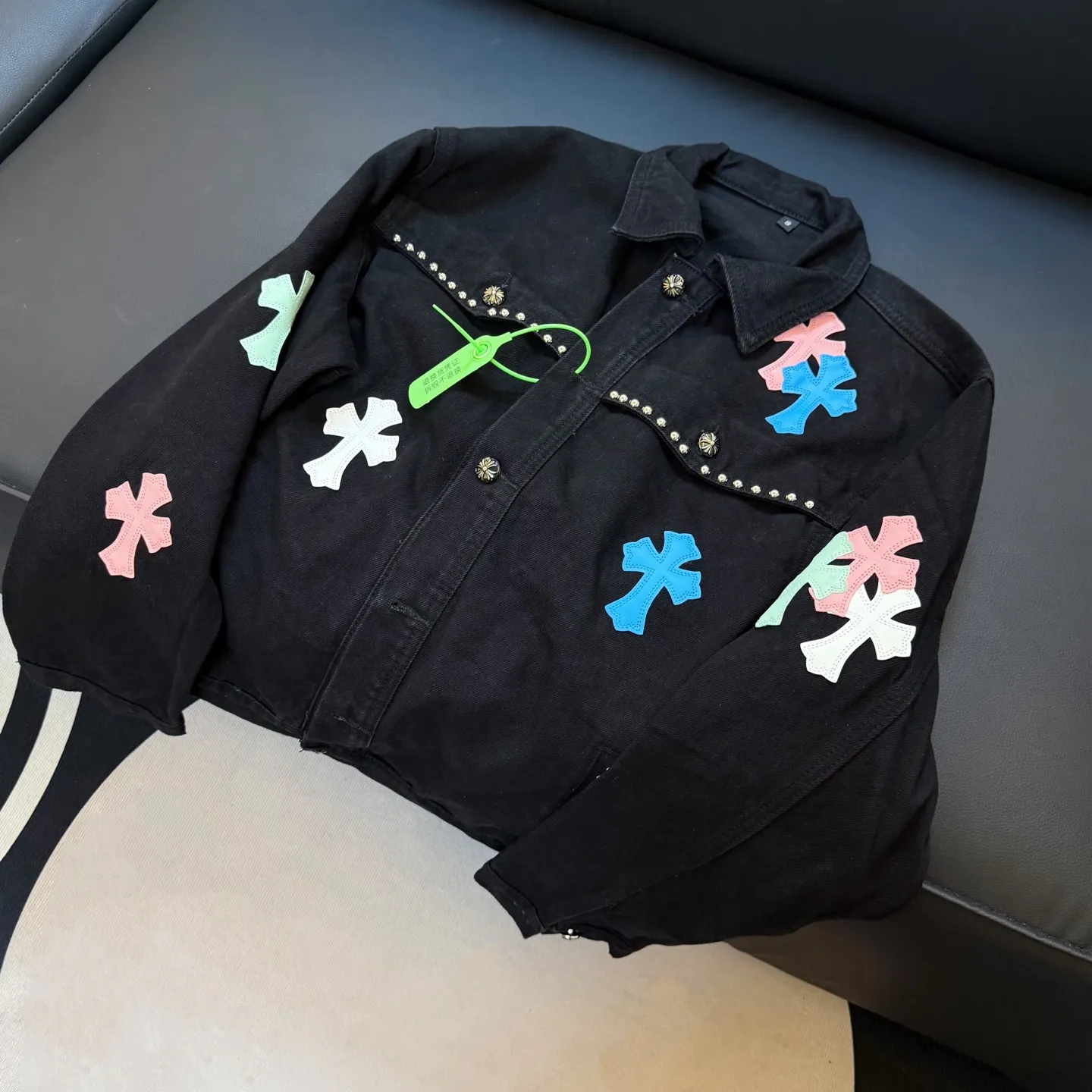 P300 model number: D352 Chrome hearts Crow contrasting leather rivet denim jacket SIZE#S m l xl